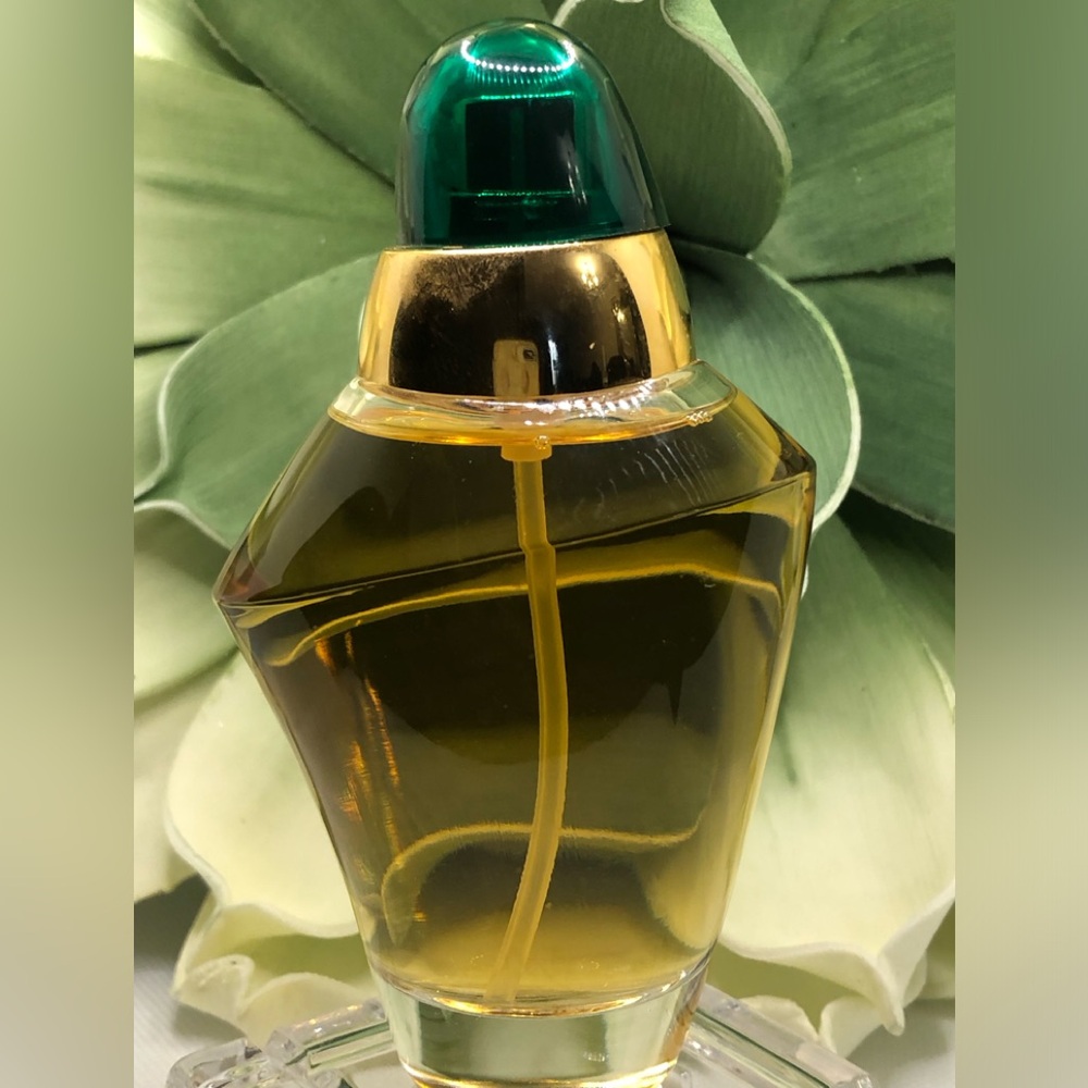 Oscar de La Renta…..Sophisticated Classic V O L U P T E (Full size )
